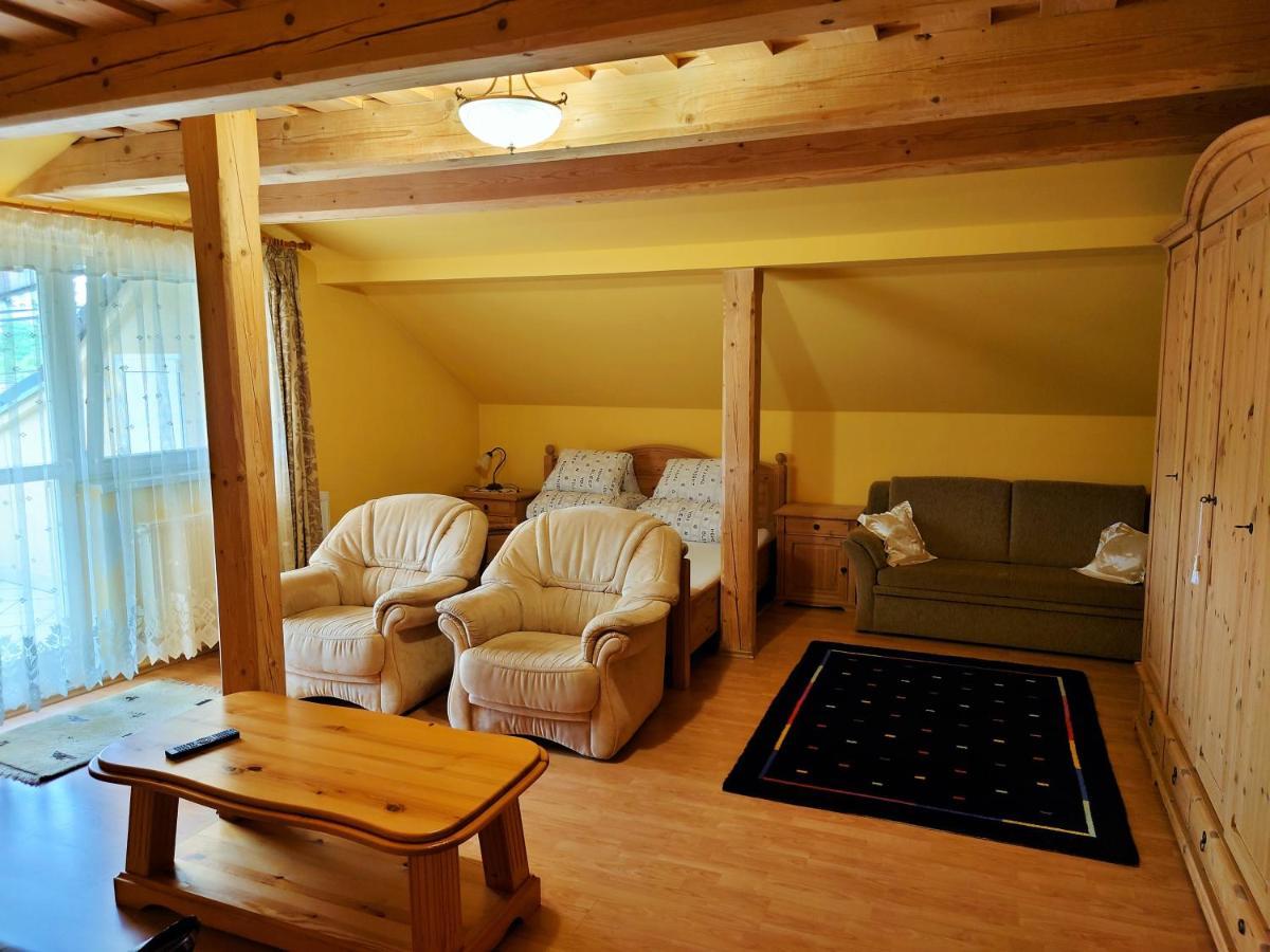 Penzion Lucs Heľpa Exterior foto