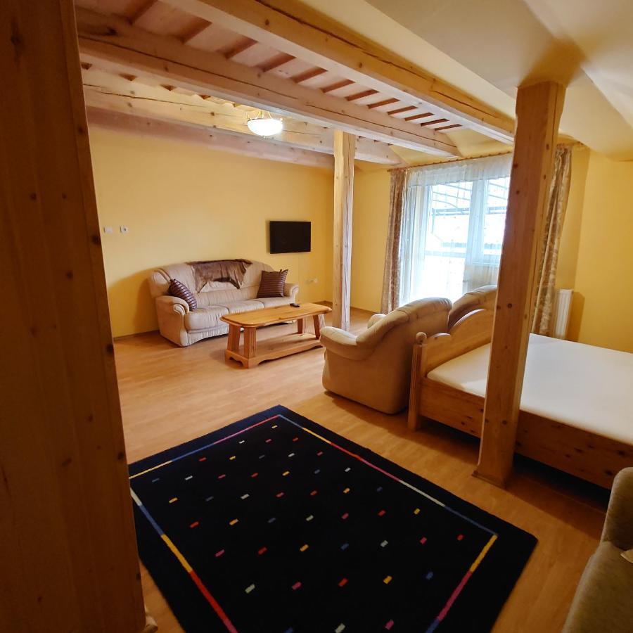 Penzion Lucs Heľpa Exterior foto