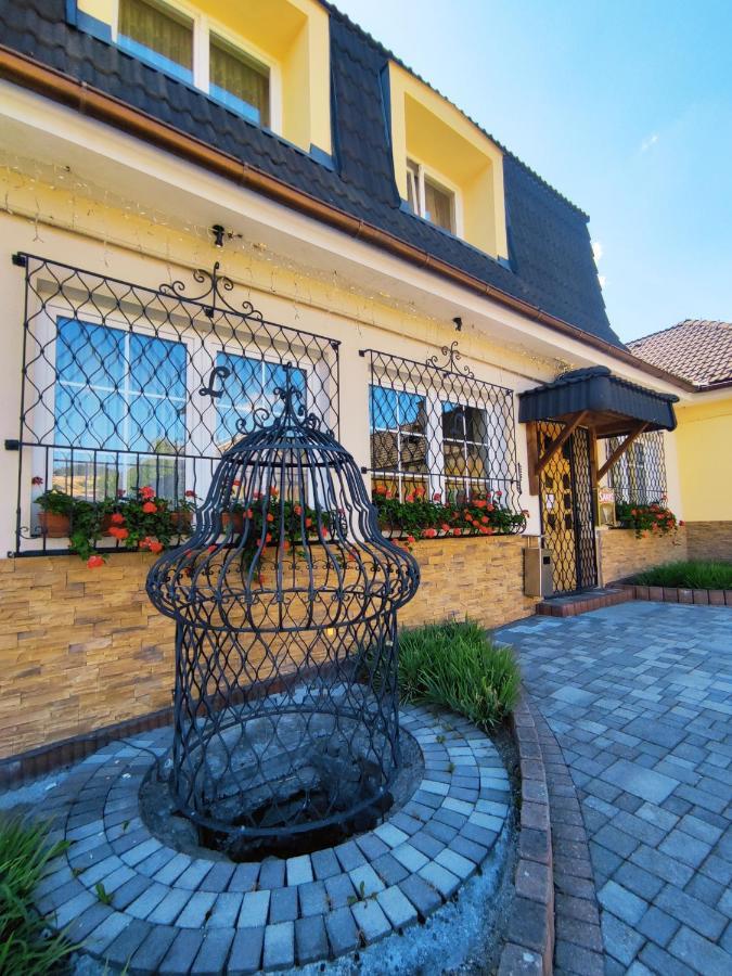 Penzion Lucs Heľpa Exterior foto