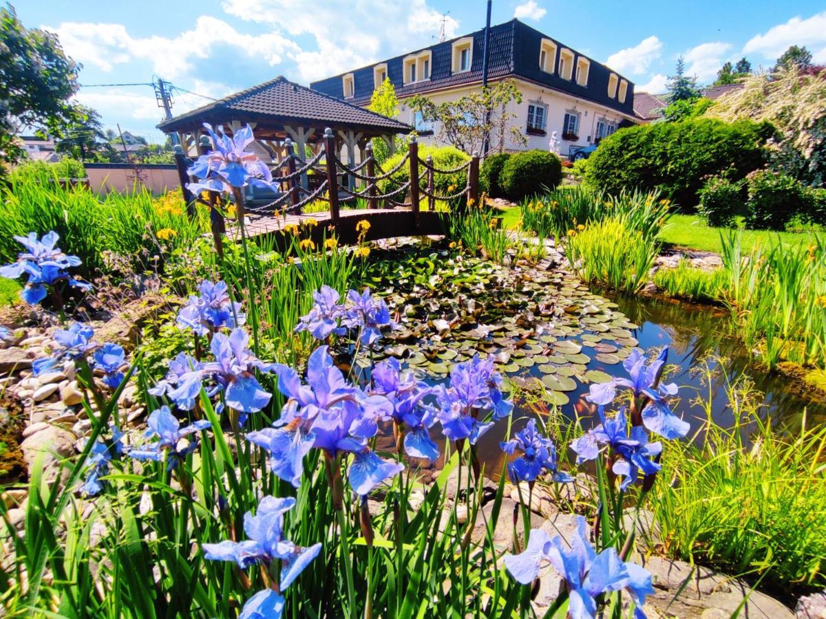 Penzion Lucs Heľpa Exterior foto