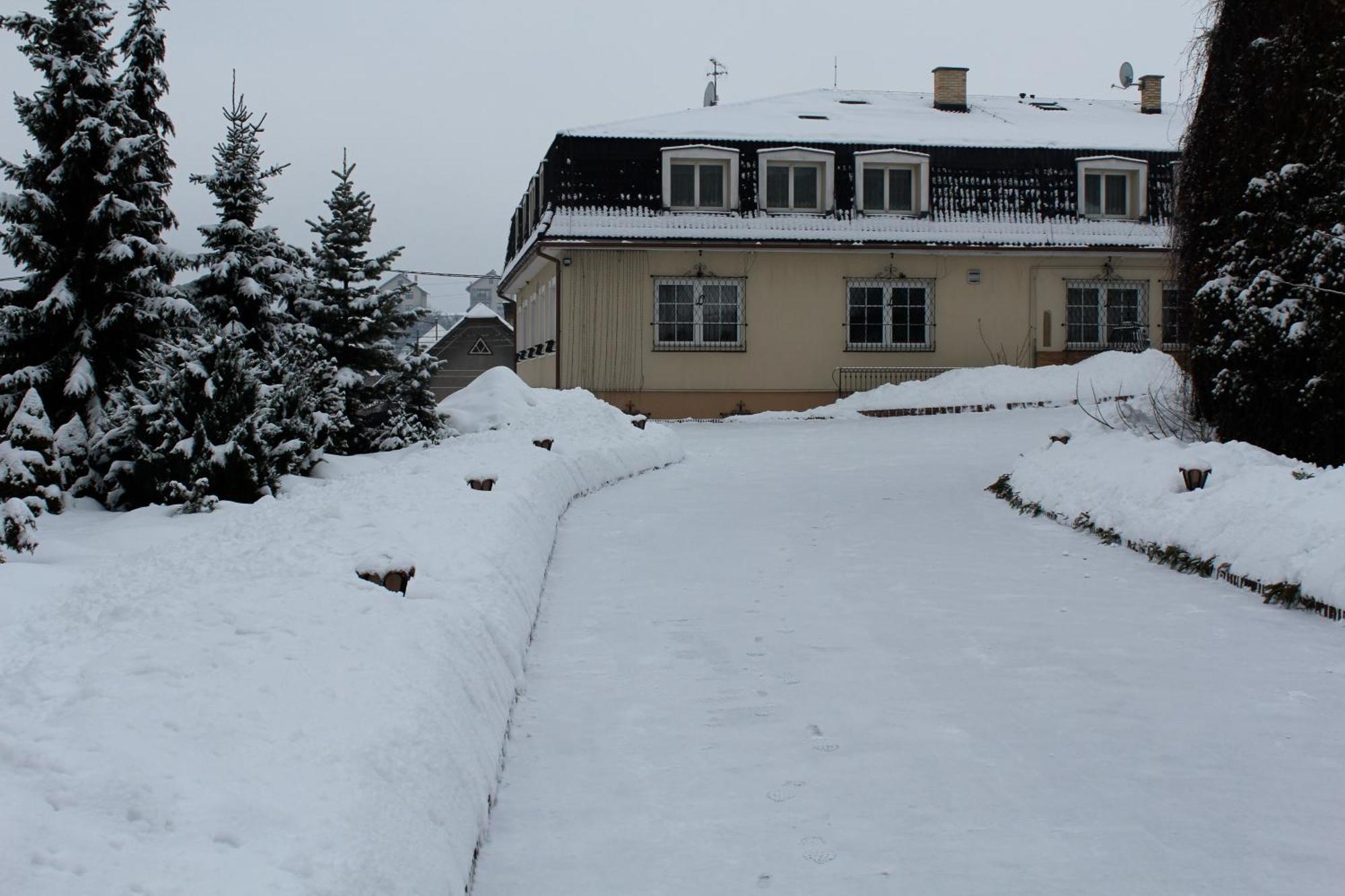 Penzion Lucs Heľpa Exterior foto