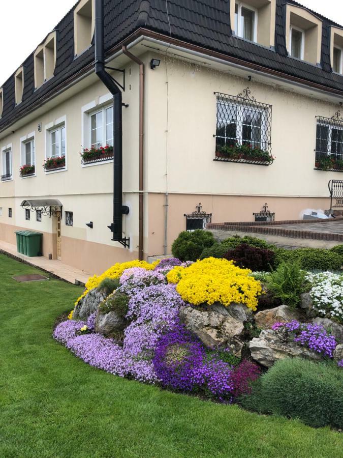Penzion Lucs Heľpa Exterior foto